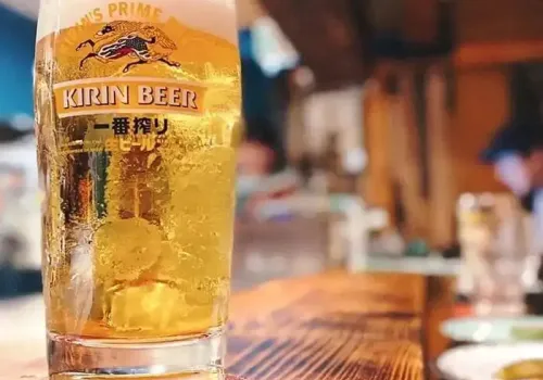 鉄板焼きバル ぼんのてい 店内と麒麟一番搾り